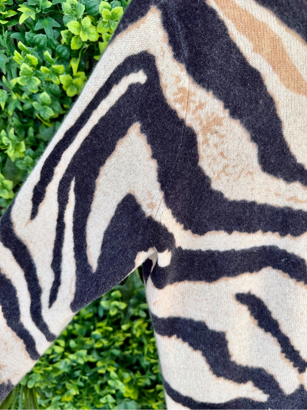 Bloomingdale’s 100% Cashmere Sweater XS S Animal Zebra Print Quiet Luxury - Picture 5 of 7